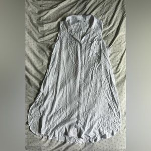 ⭐️ 4/$10 White button up shirt